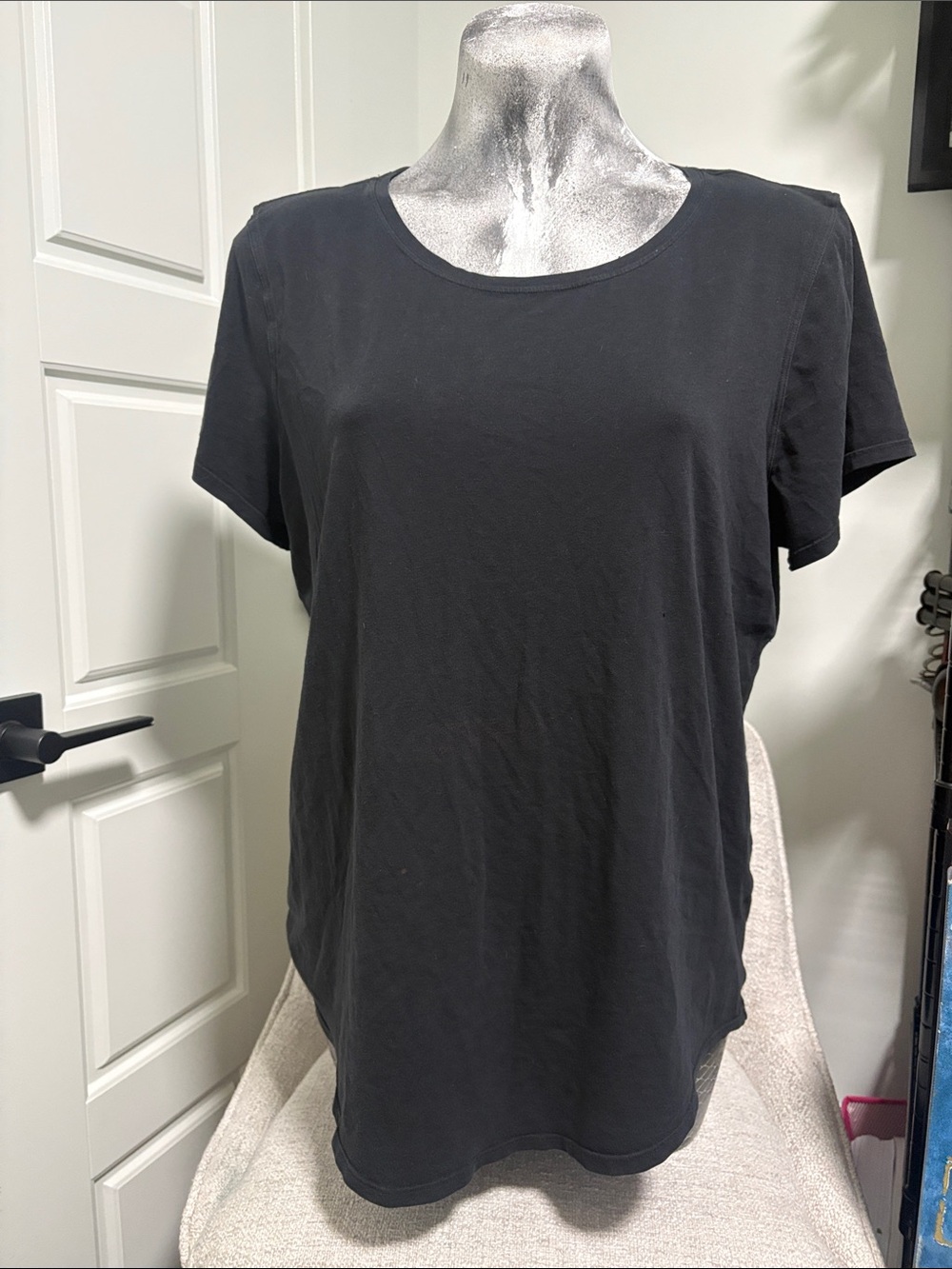 Flattering, lightweight lululemon short-sleeve top in a versatile size 6-8